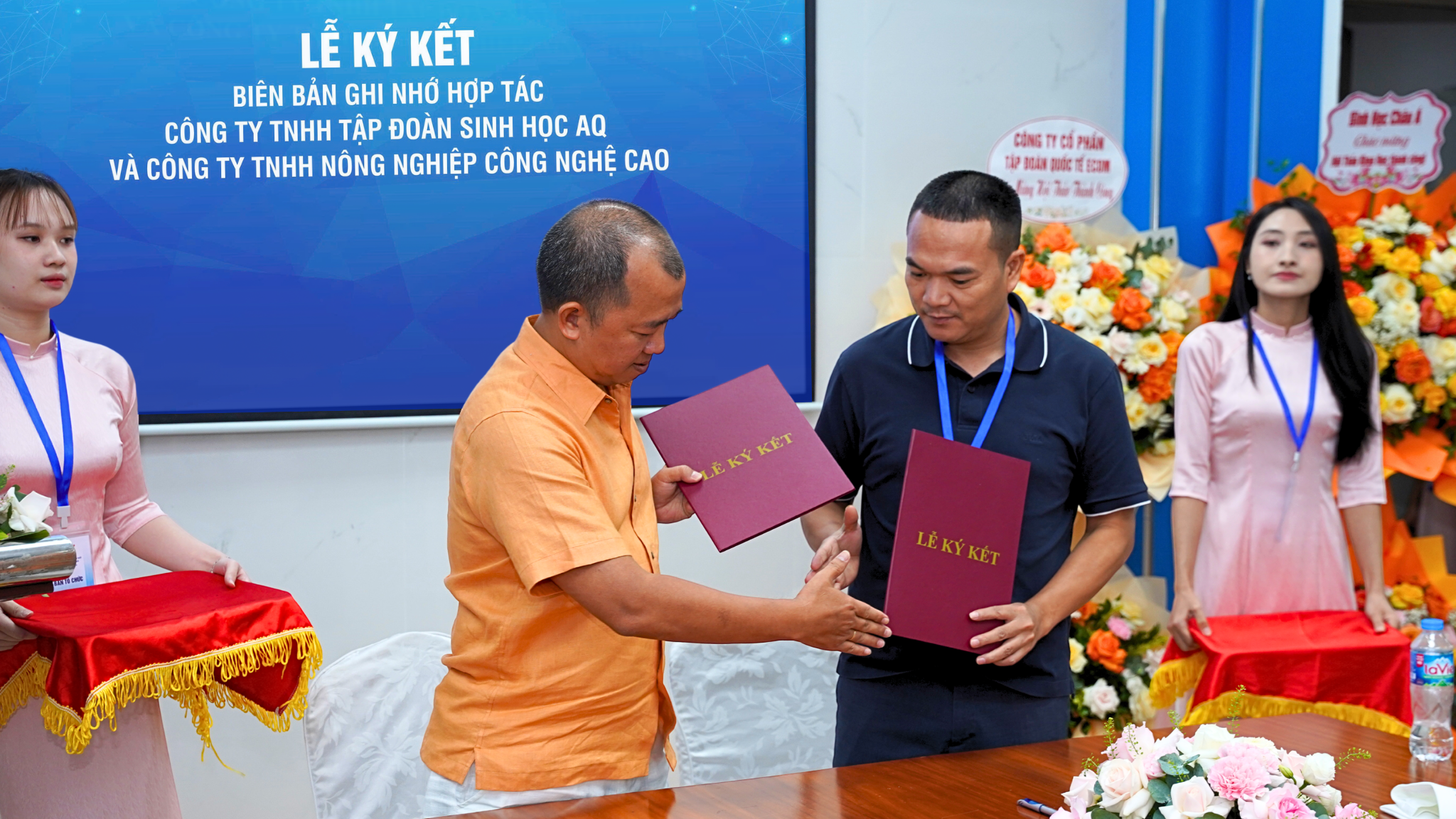 Đại diện Công ty TNHH Tập đoàn sinh học AQ (AQBio) và Công ty TNHH Nông Nghiệp Công Nghệ Cao thực hiện nghi thức ký kết và trao biên bản hợp tác.