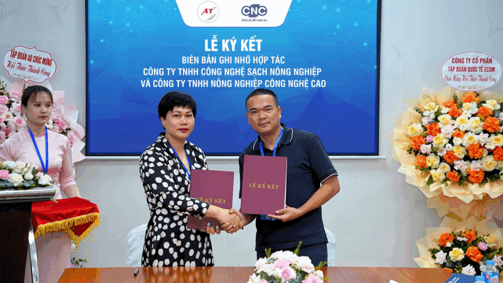 Đại diện Công ty TNHH Công nghệ sạch Nông nghiệp và Công ty TNHH Nông Nghiệp Công Nghệ Cao thực hiện nghi thức ký kết và trao biên bản hợp tác.